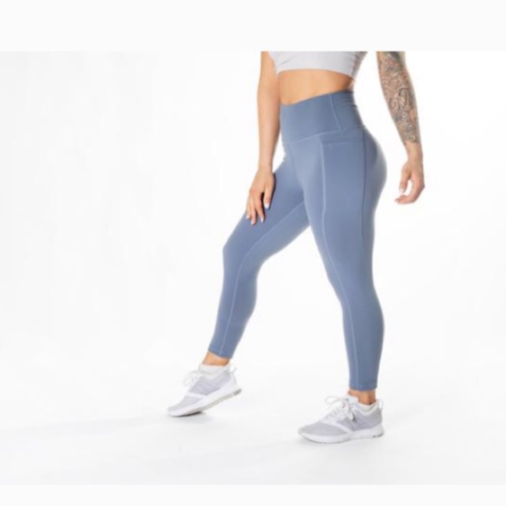 NWT Strong Physiquez Dream Cropped Leggings!!